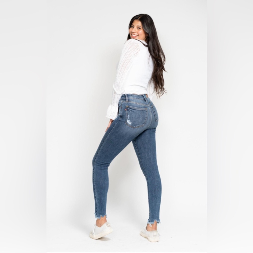 NWT Judy Blue HW Skinny w/ Destroy & Shark Bit Hem - Picture 5 of 5